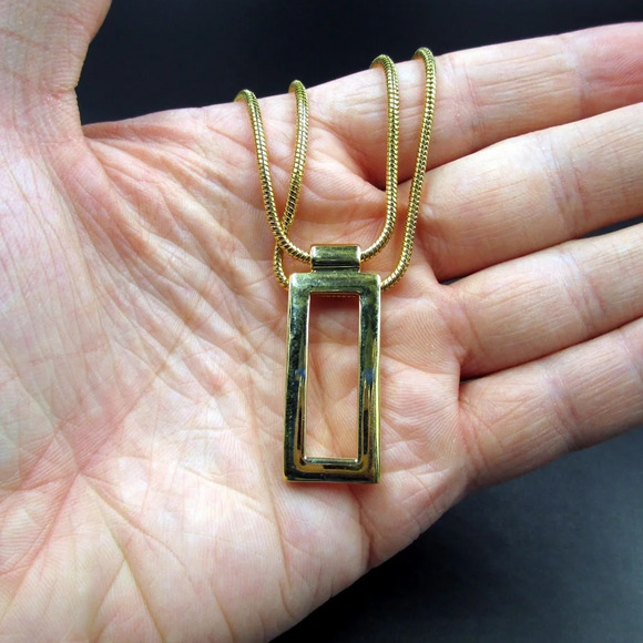 Cute 18 Inch Gold Tone Rectangle Pendant Necklace - Picture 3 of 7